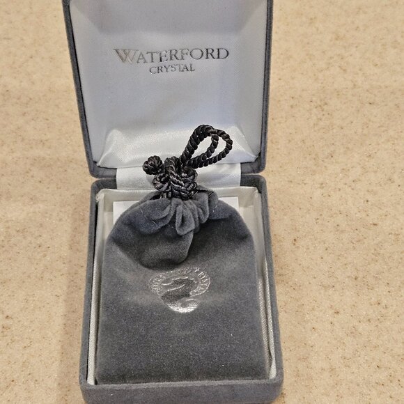 NEW IN BOX CLASSIC WATERFORD LEAD CRYSTAL SEAHORSE BROOCH PIN - Picture 9 of 9